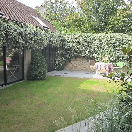 Le Nid D'hirondelles Bed & Breakfast 3*
